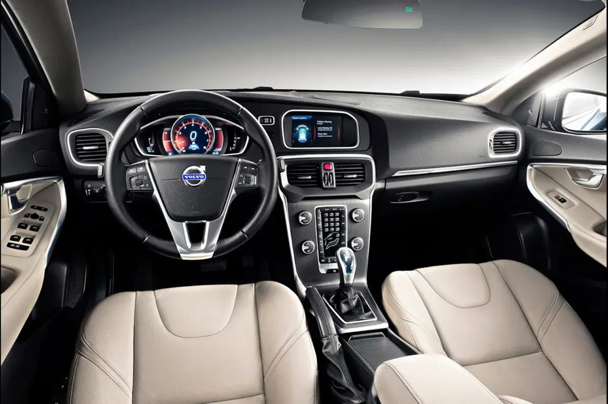 Volvo V40: svelati anche gli interni (12)
