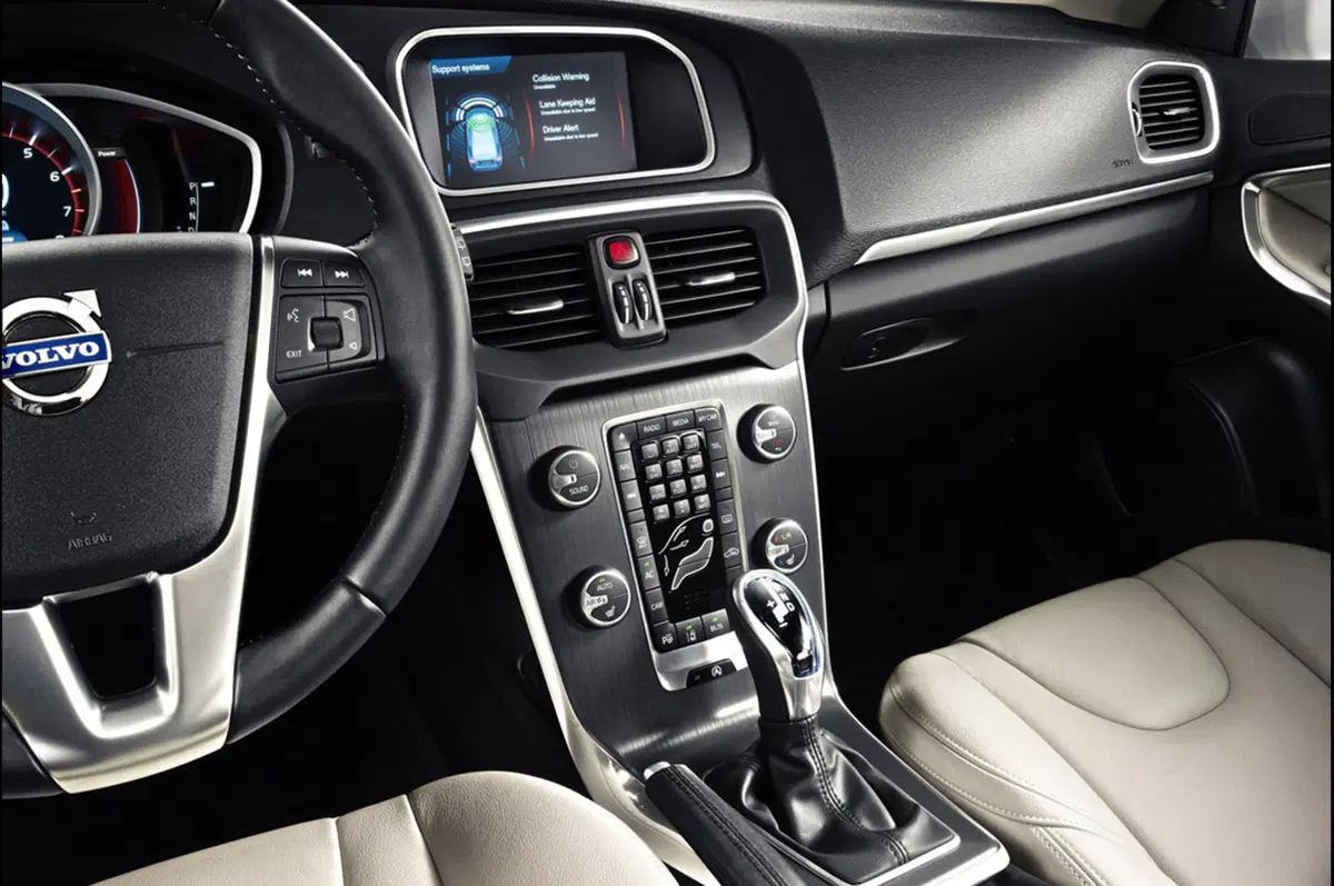 Volvo V40: svelati anche gli interni (13)