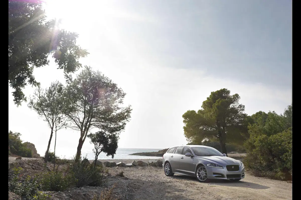 Jaguar XF Sportbrake: immagini e informazioni ufficiali (9)