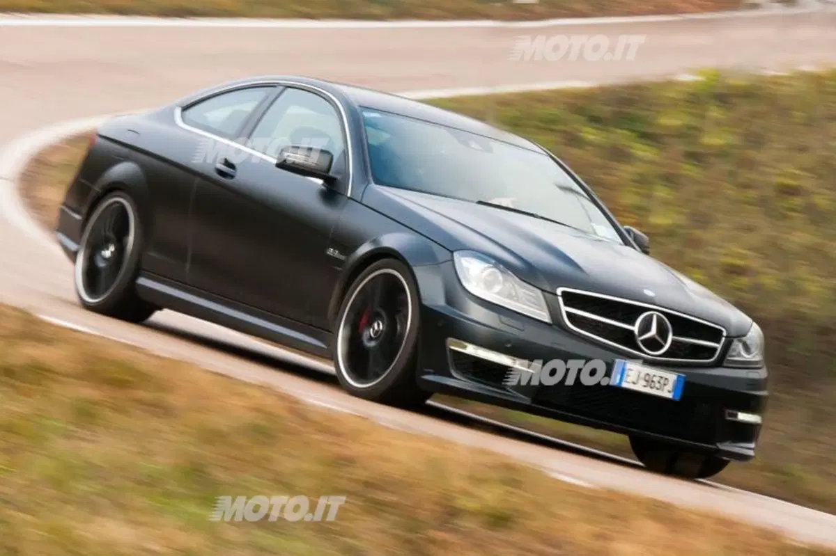 Mercedes-Benz C63 AMG Coupé (2)