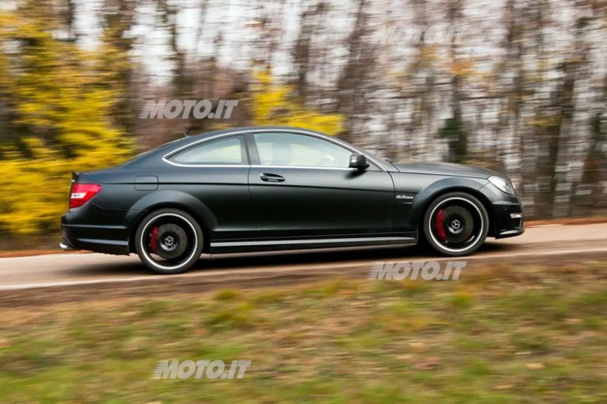 Mercedes-Benz C63 AMG Coupé (3)