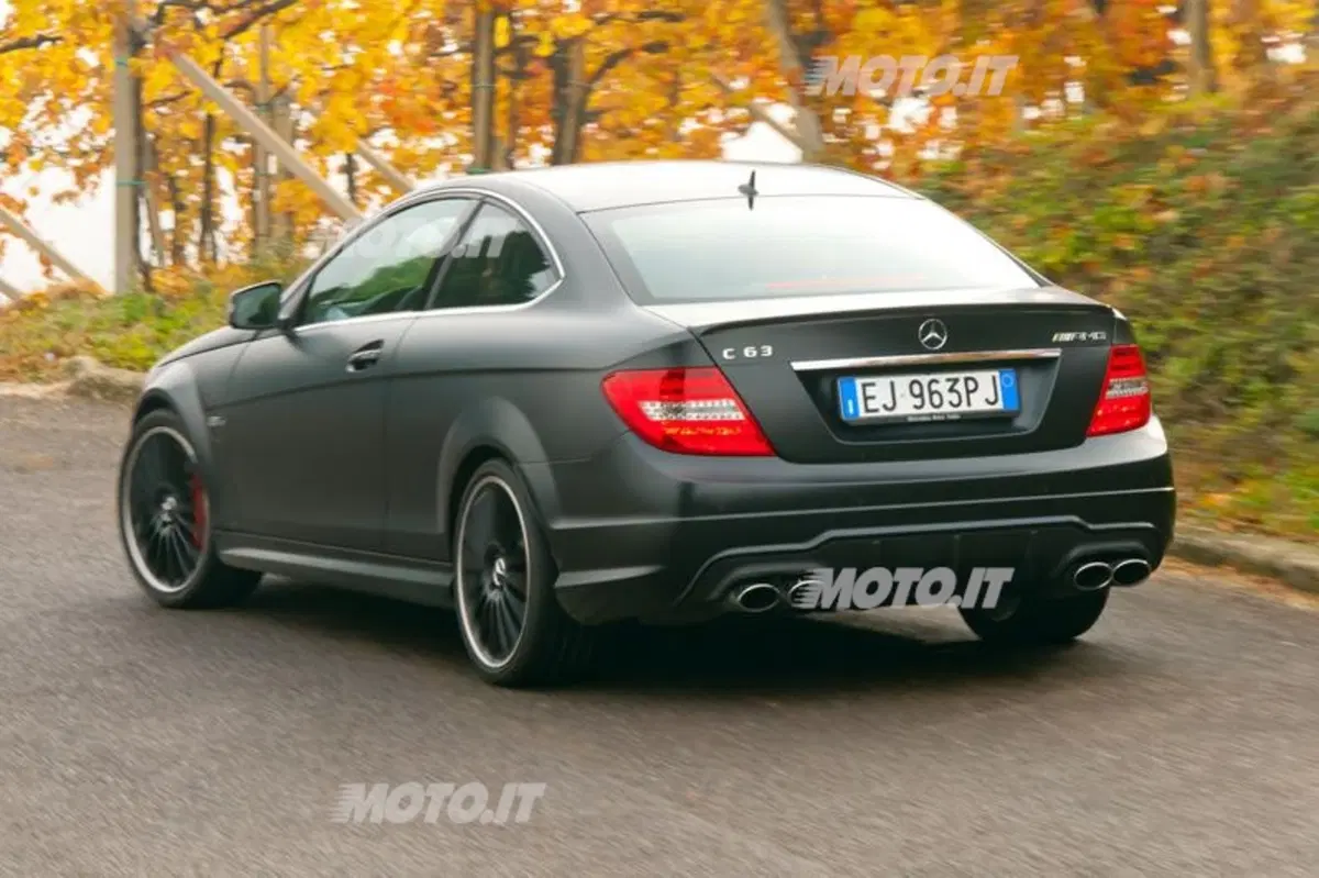 Mercedes-Benz C63 AMG Coupé (4)