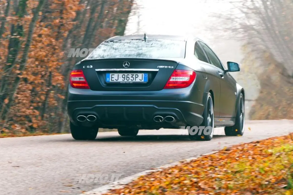 Mercedes-Benz C63 AMG Coupé (7)