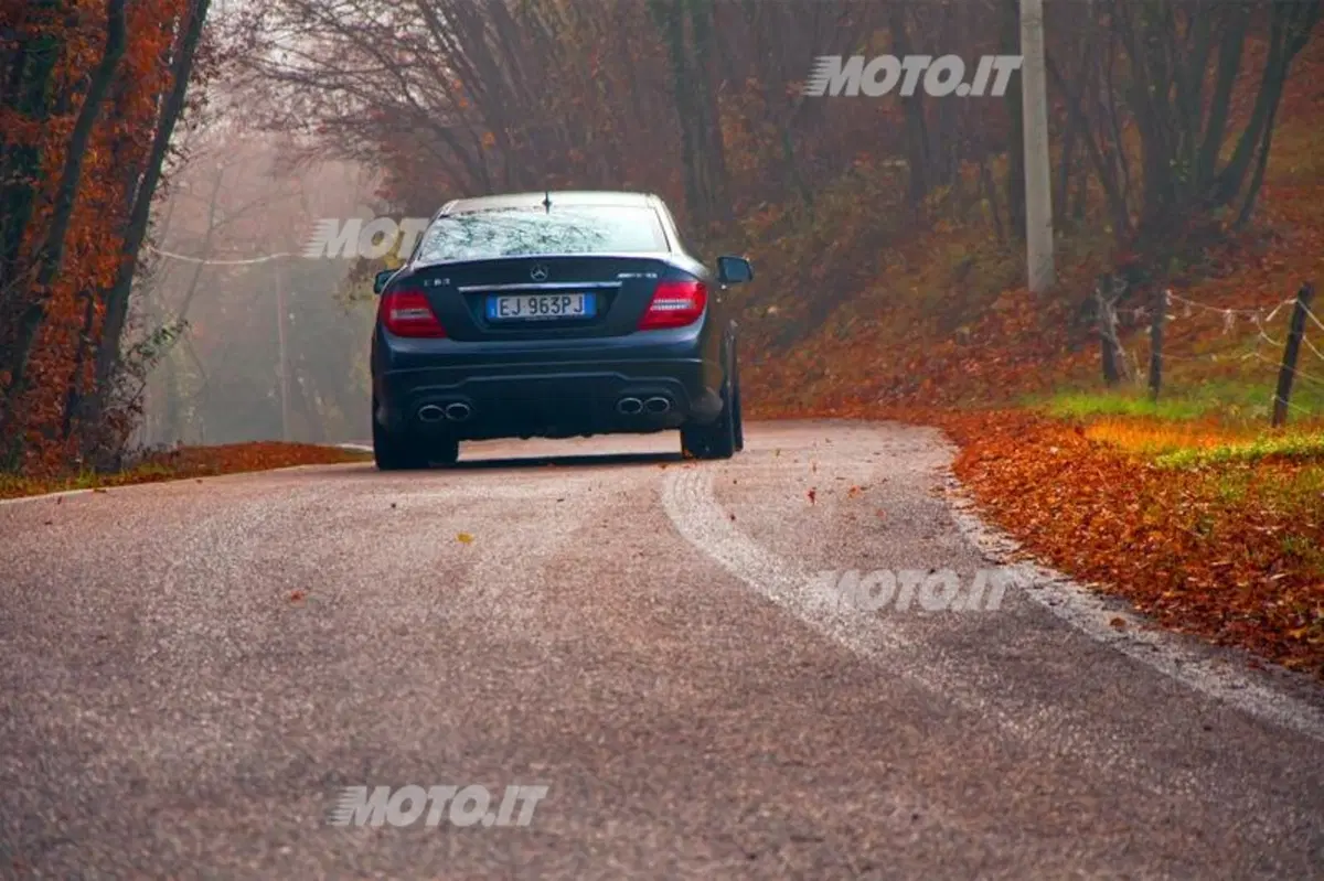 Mercedes-Benz C63 AMG Coupé (8)