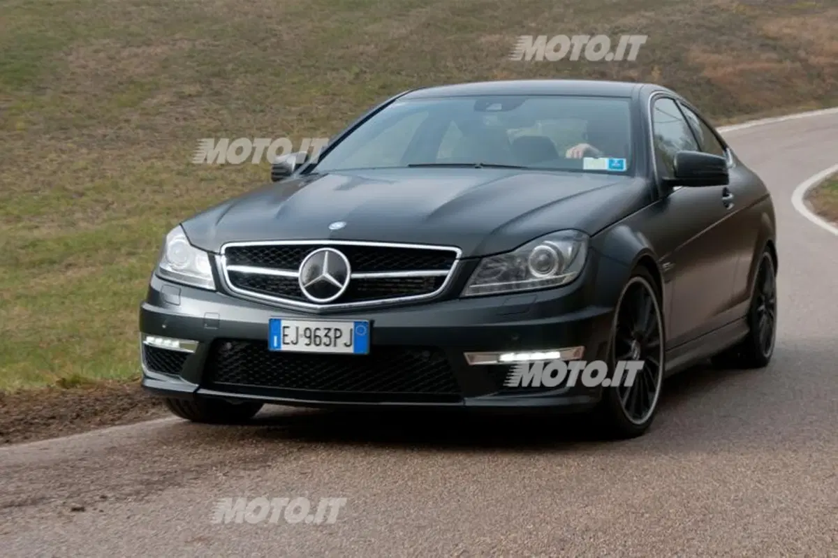 Mercedes-Benz C63 AMG Coupé (12)