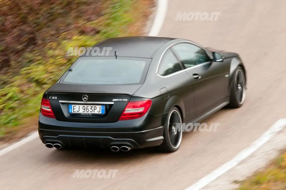 Mercedes-Benz C63 AMG Coupé (14)