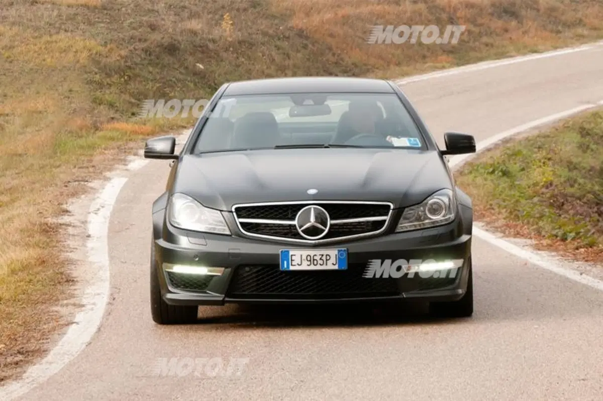 Mercedes-Benz C63 AMG Coupé (15)