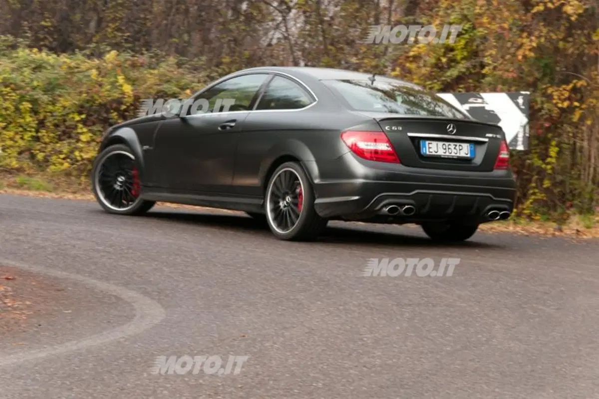 Mercedes-Benz C63 AMG Coupé (19)