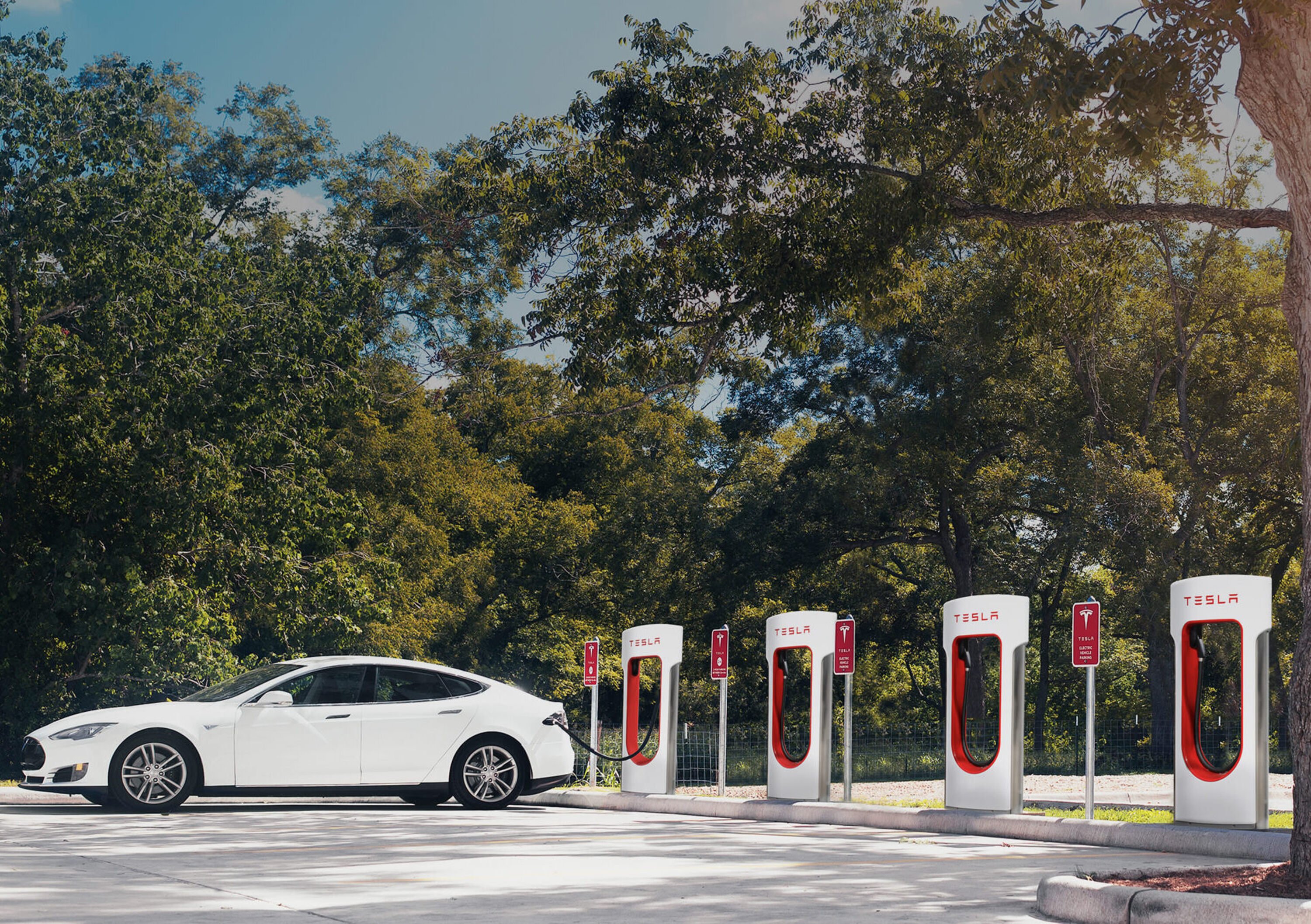 Tesla Supercharger, niente ricarica gratis per le auto ordinate nel 2017