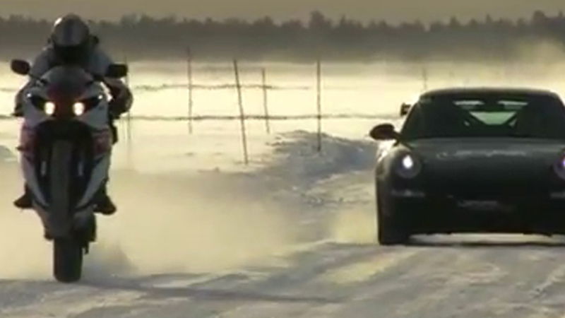 Yamaha R1 vs Porsche GT3 RS sulla neve -Video