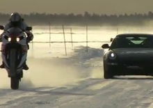 Yamaha R1 vs Porsche GT3 RS sulla neve -Video