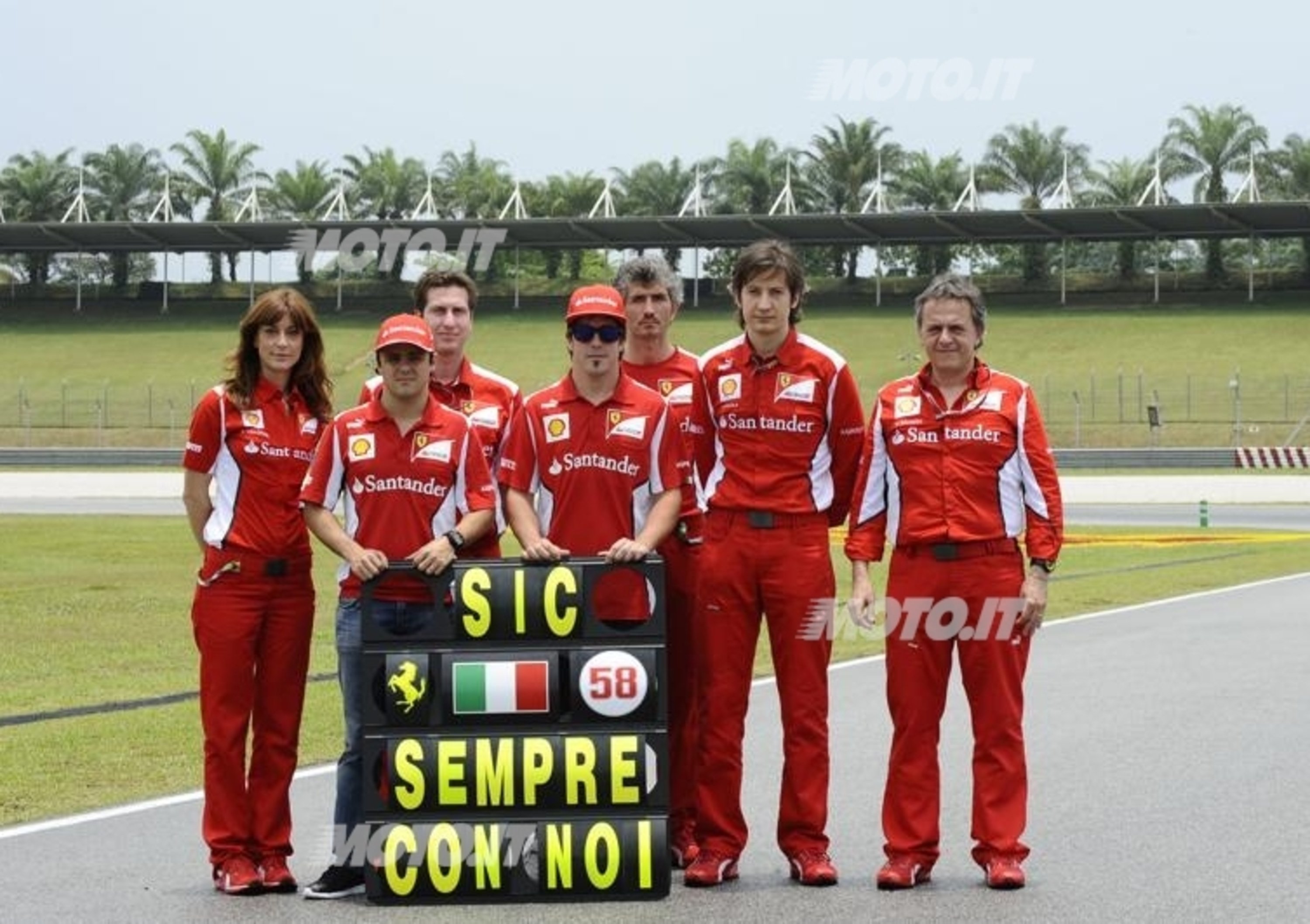 Il Team Ferrari ricorda Simoncelli alla curva 11 di Sepang