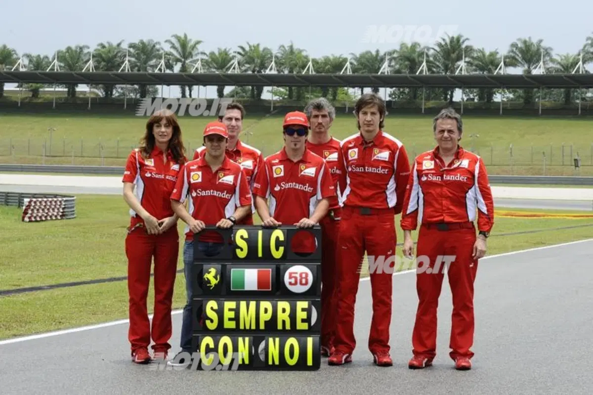 Il Team Ferrari ricorda Simoncelli alla curva 11 di Sepang