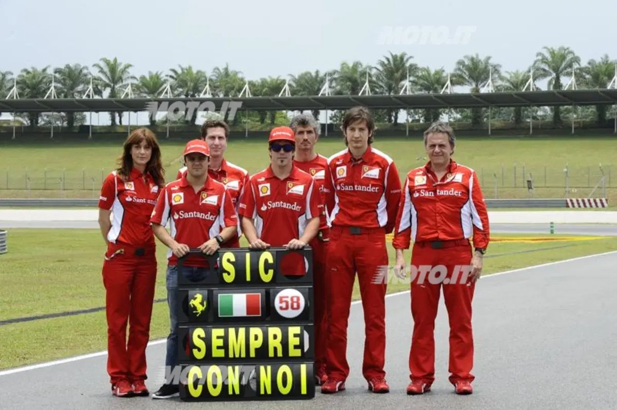 Il Team Ferrari ricorda Simoncelli alla curva 11 di Sepang (2)