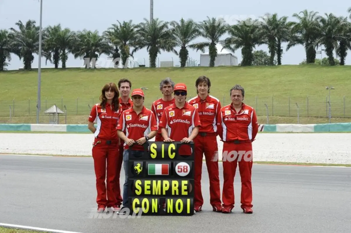 Il Team Ferrari ricorda Simoncelli alla curva 11 di Sepang (3)
