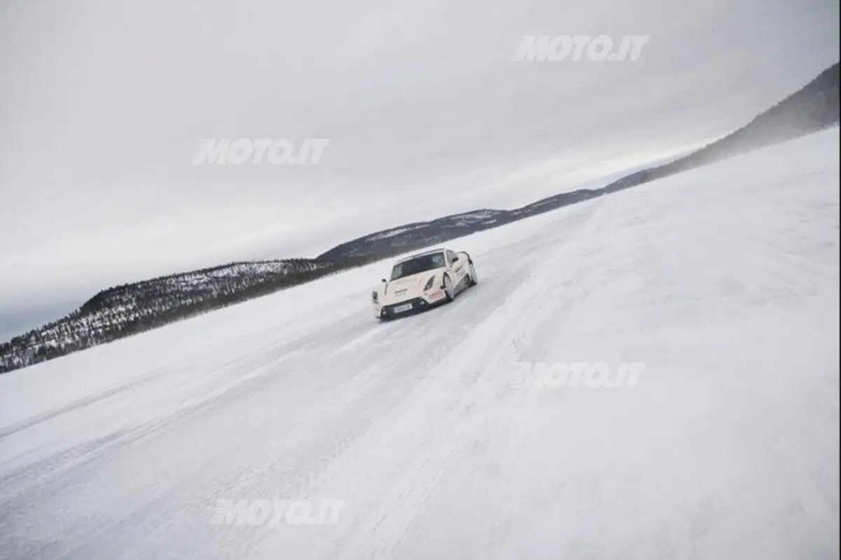 Metropolia E-RA: prima elettrica a 251 km/h su ghiaccio (6)