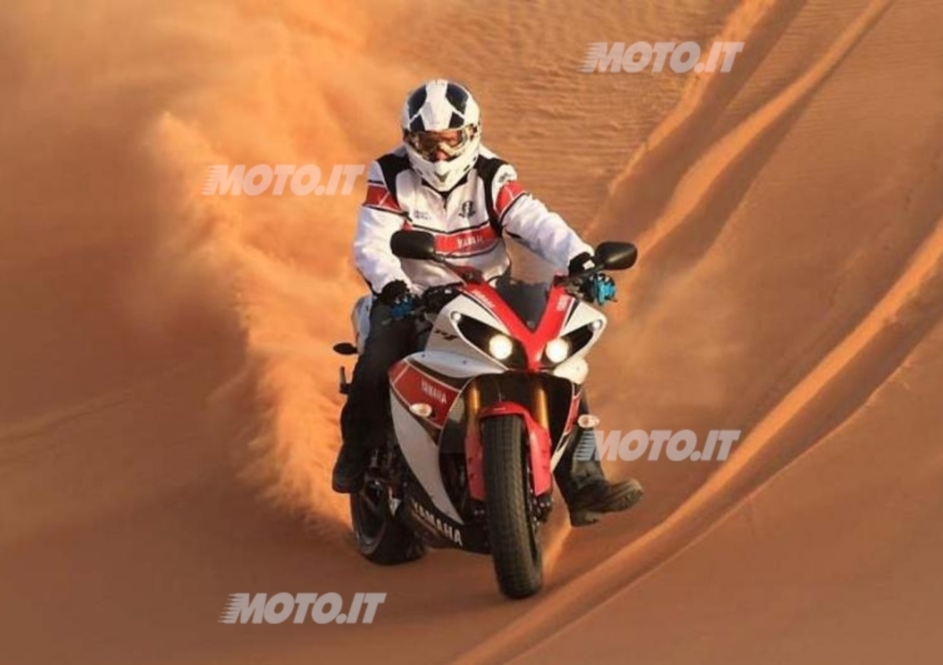Peterhansel con la Yamaha R1 in pista...di sabbia!