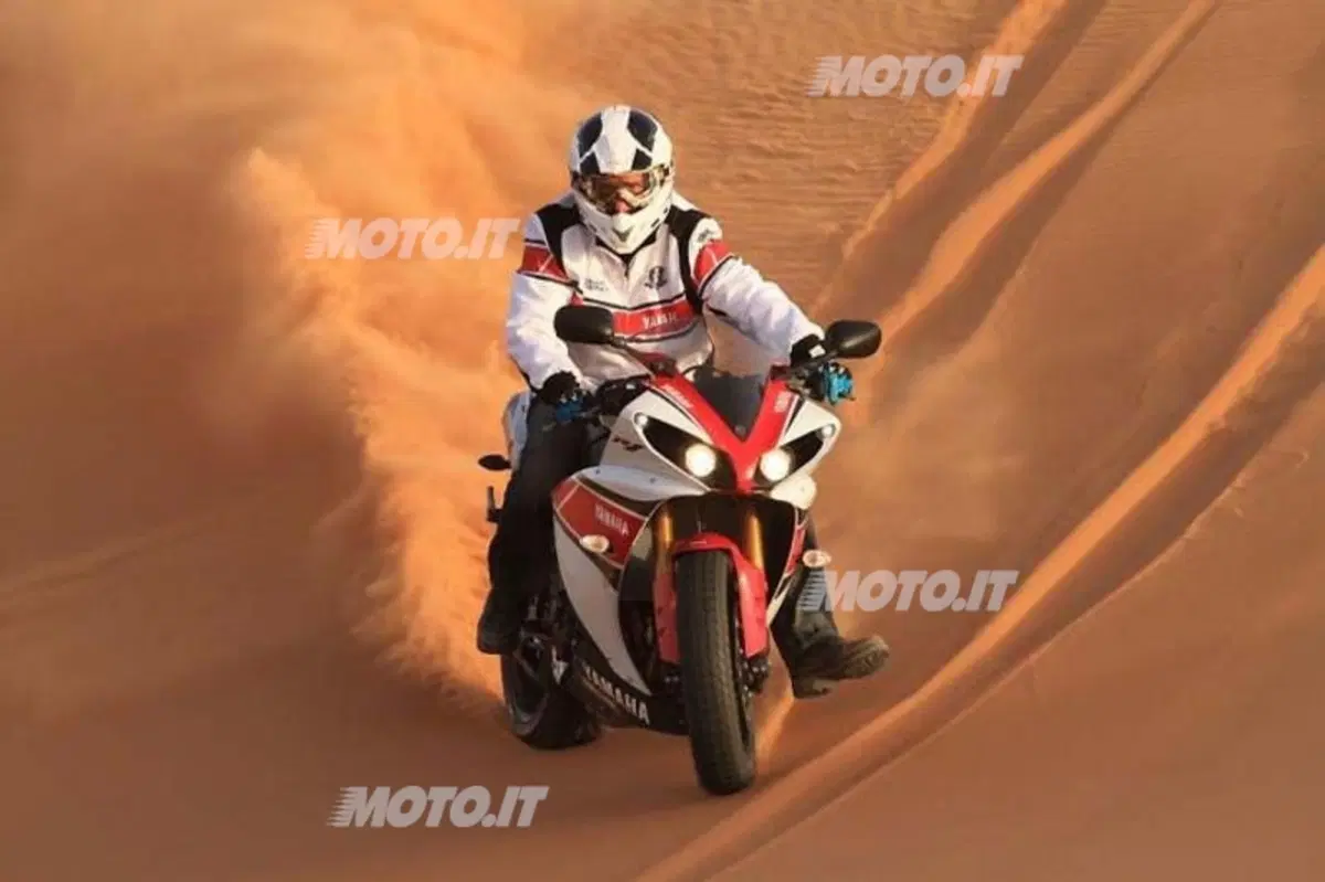 Peterhansel con la Yamaha R1 in pista...di sabbia!