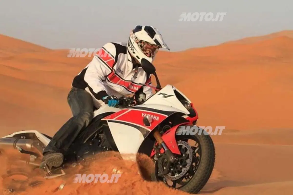 Peterhansel con la Yamaha R1 in pista...di sabbia! (2)