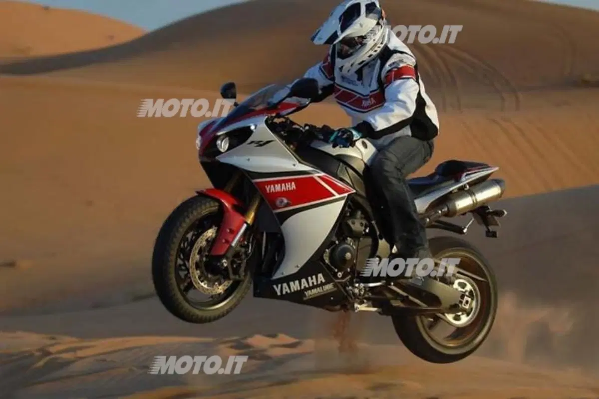 Peterhansel con la Yamaha R1 in pista...di sabbia! (3)
