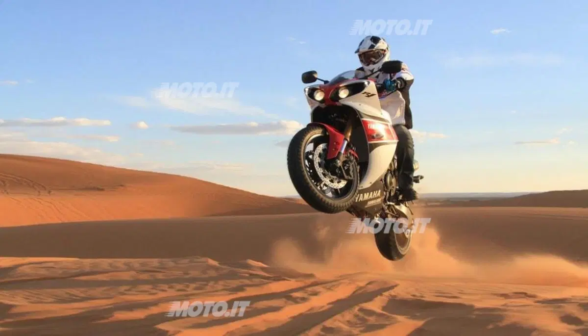 Peterhansel con la Yamaha R1 in pista...di sabbia! (4)