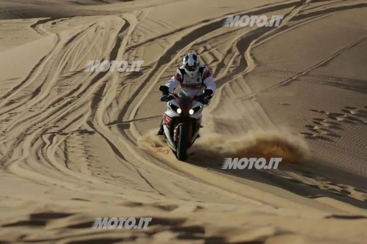 Peterhansel con la Yamaha R1 in pista...di sabbia! (5)
