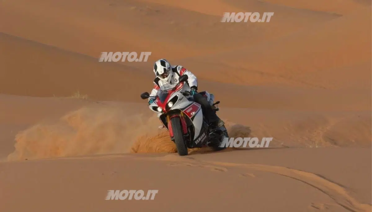 Peterhansel con la Yamaha R1 in pista...di sabbia! (6)