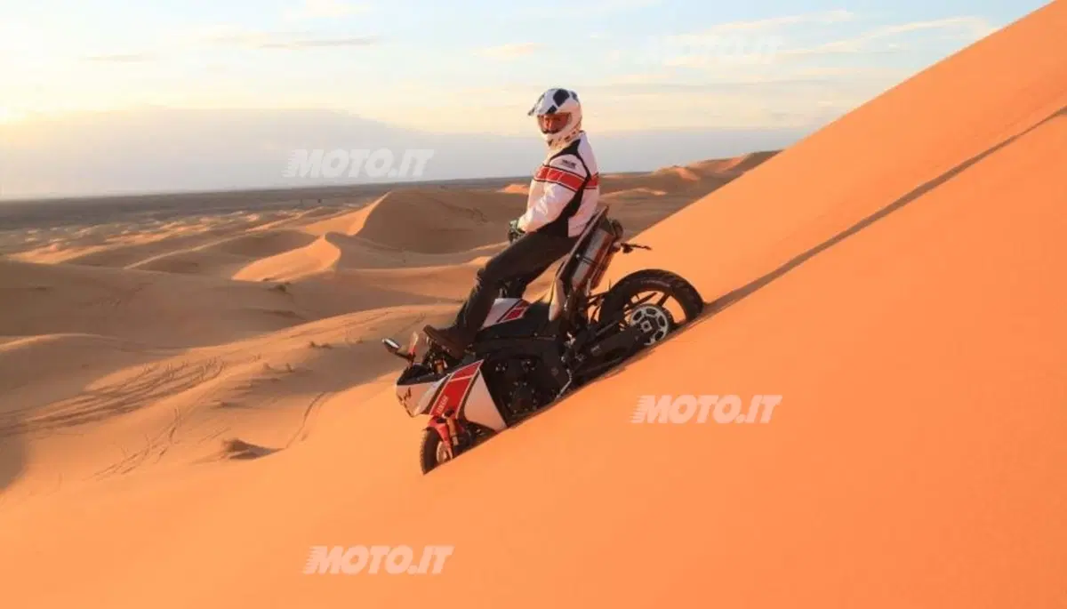 Peterhansel con la Yamaha R1 in pista...di sabbia! (7)