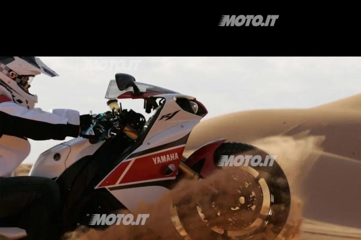 Peterhansel con la Yamaha R1 in pista...di sabbia! (8)