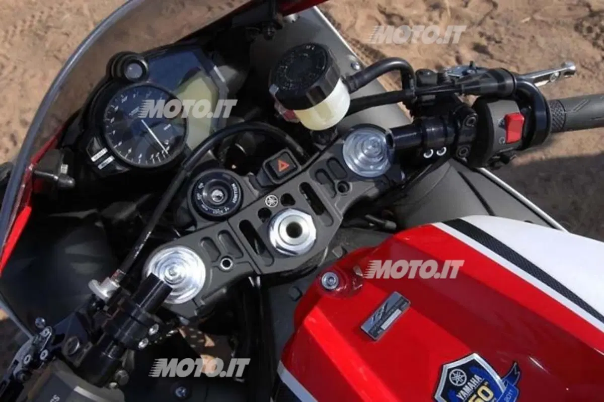 Peterhansel con la Yamaha R1 in pista...di sabbia! (9)