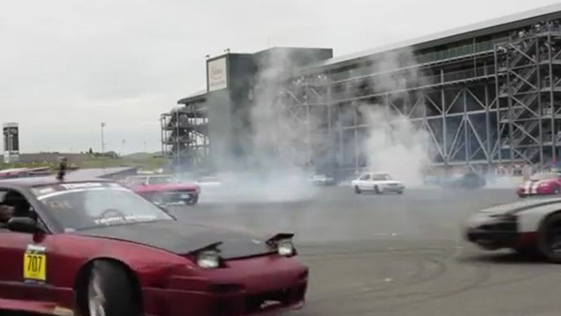 Guinness World Record: 75 auto in drifting - Video