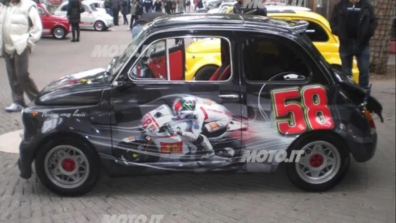 Una Abarth 595 d'epoca ricorda Marco Simoncelli