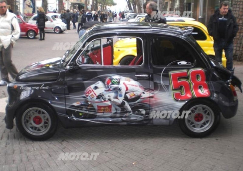 Una Abarth 595 d&#039;epoca ricorda Marco Simoncelli