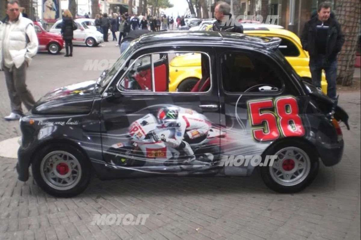 Una Abarth 595 d'epoca ricorda Marco Simoncelli