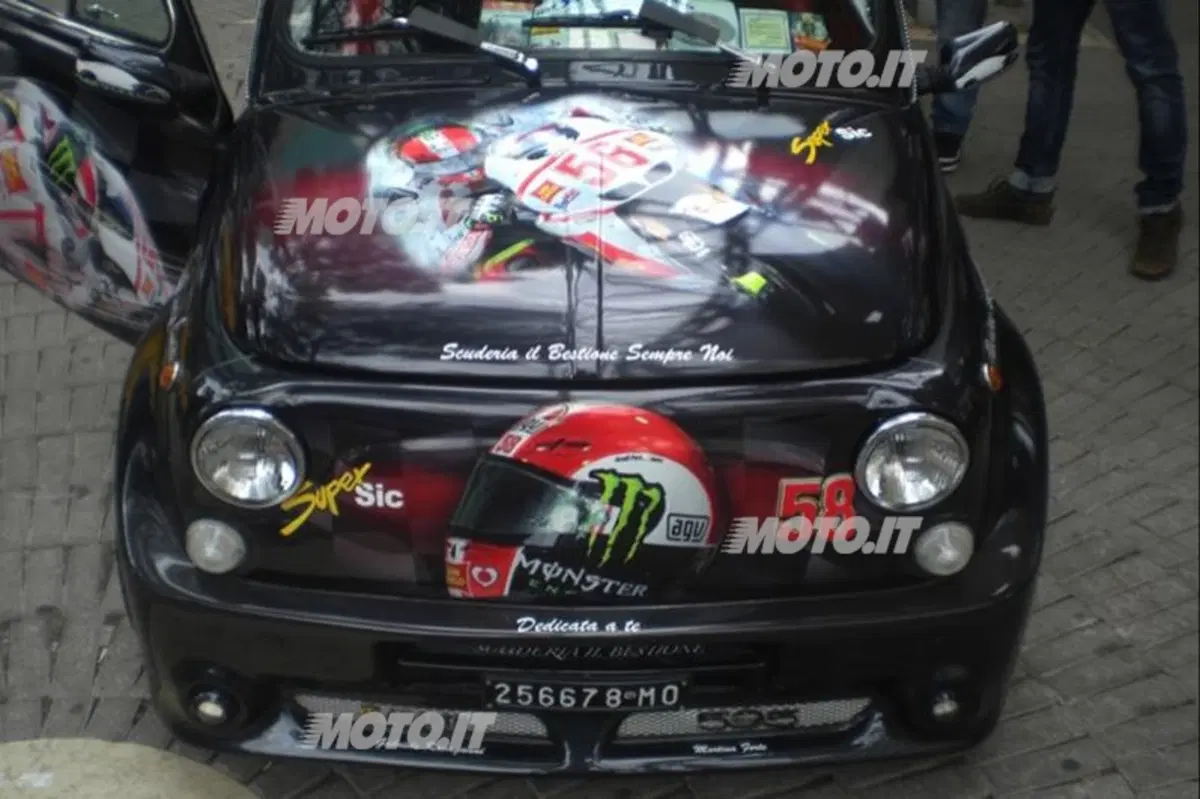 Una Abarth 595 d'epoca ricorda Marco Simoncelli (4)