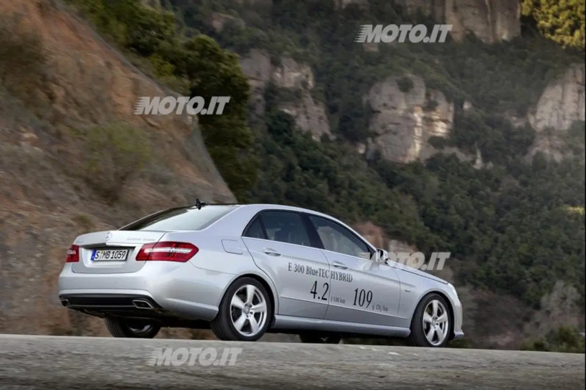 Mercedes-Benz Classe E BlueTEC HYBRID: listino prezzi (4)