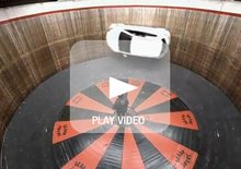 La Mazda2 sfida la legge della gravità