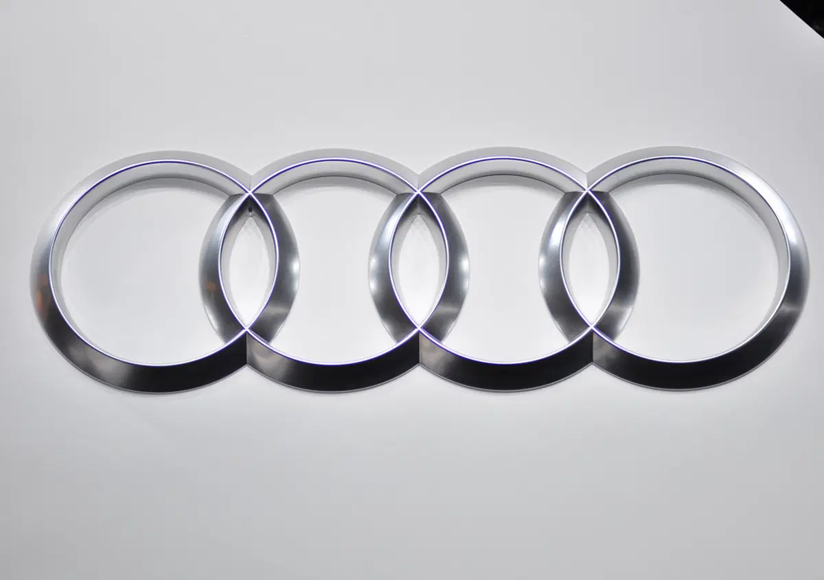 Audi: la &ldquo;R18 Ultra Chair&rdquo; al Salone del Mobile di Milano