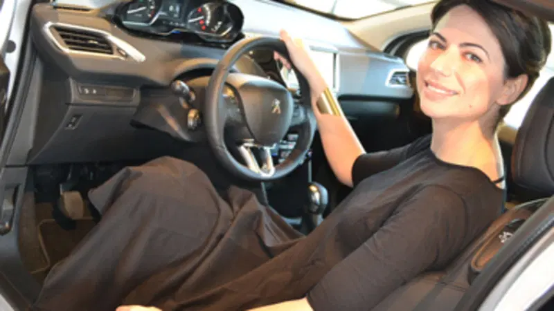 Gli interni della Peugeot 208: vis &agrave; vis con Anna Costamagna