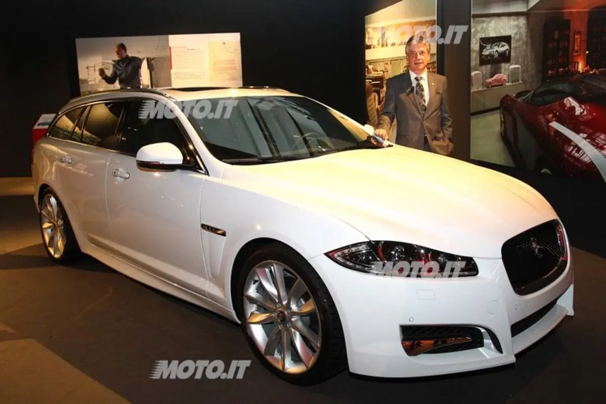 Jaguar presenta il “Collector's Garage" al Fuorisalone