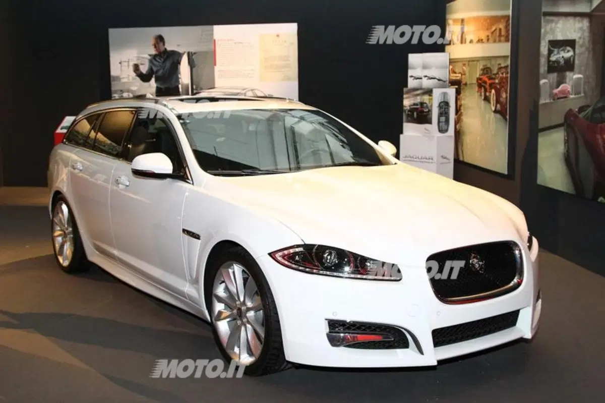 Jaguar presenta il “Collector's Garage" al Fuorisalone (2)