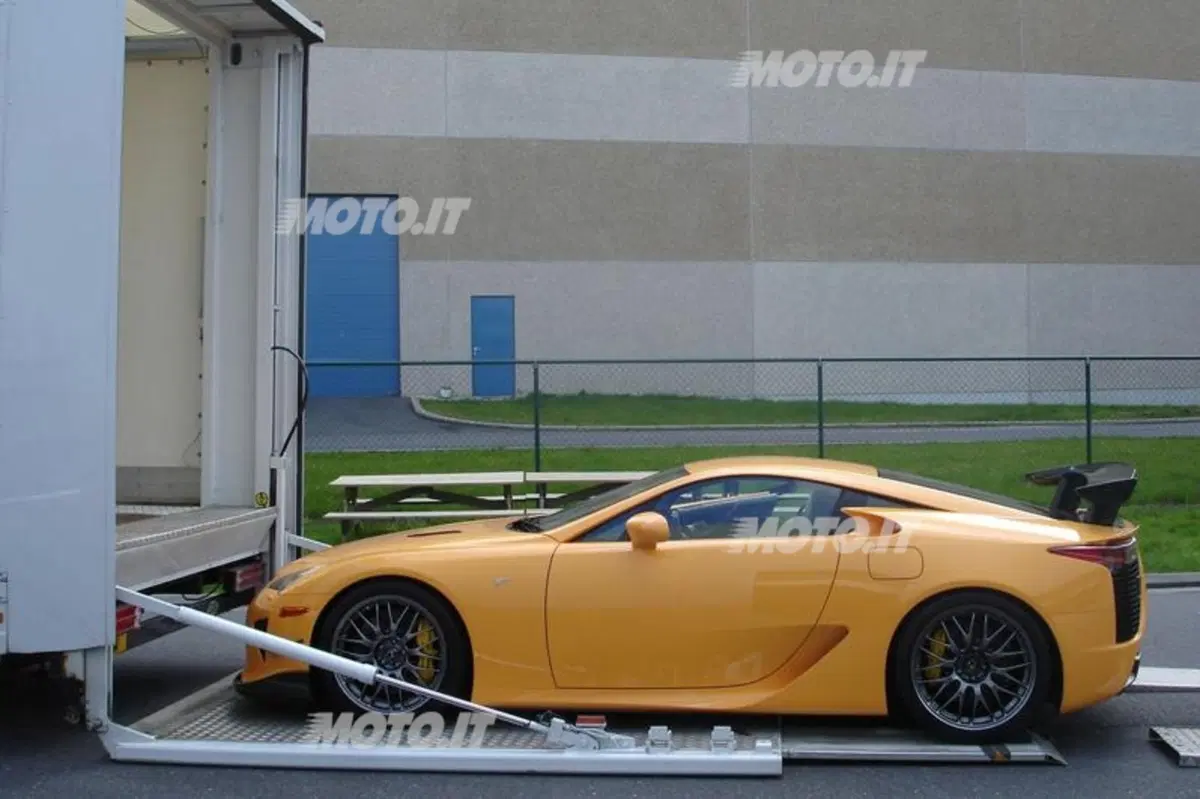 Lexus LFA: consegnata in Europa la prima con pacchetto Nürburgring (3)
