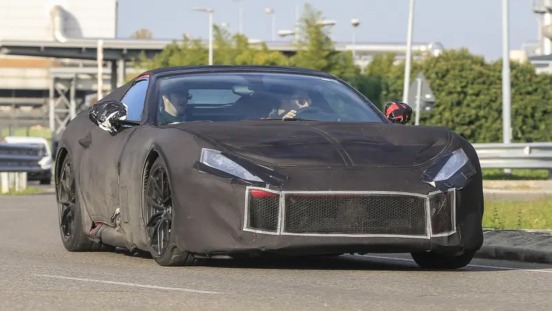 Ferrari F12 M: nuove foto spia dell'erede della F12 Berlinetta