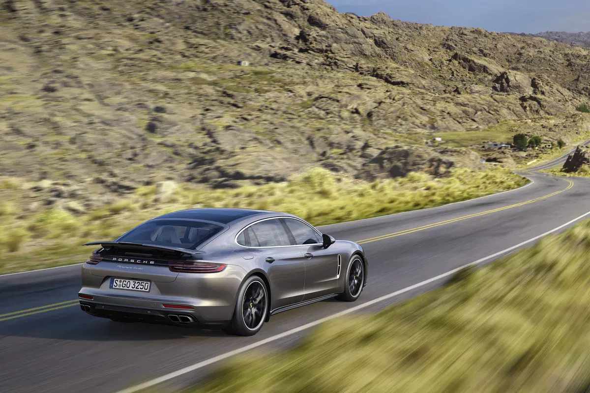 Panamera, Porsche amplia la gamma (4)