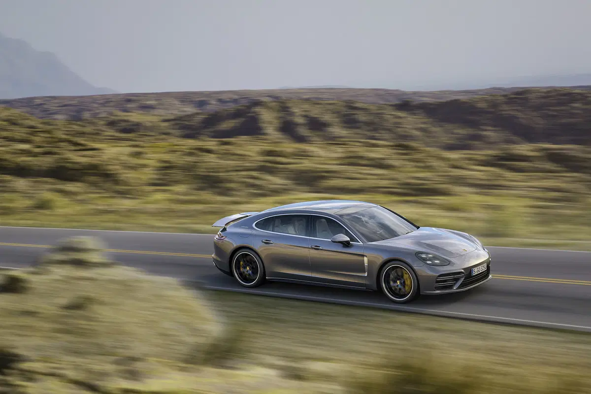 Panamera, Porsche amplia la gamma (5)