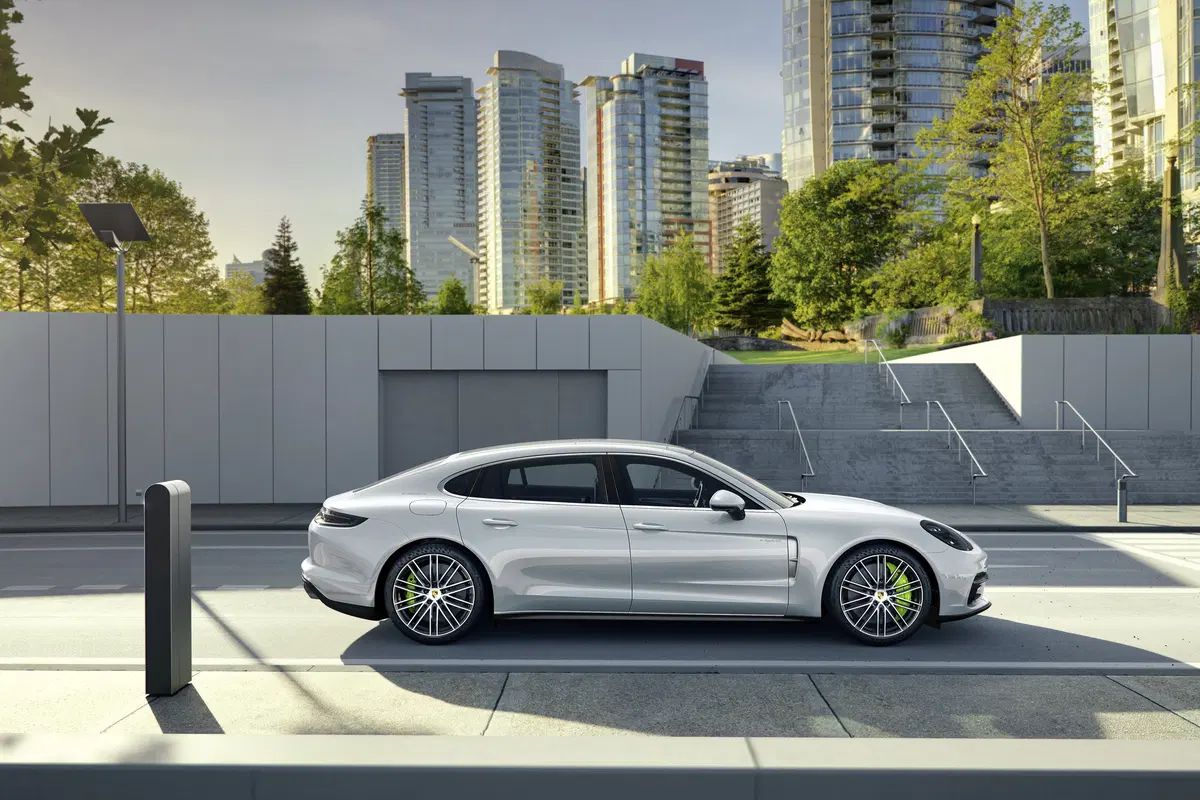 Panamera, Porsche amplia la gamma (6)