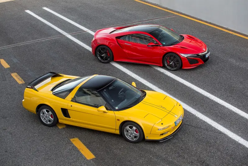 Da un lato, la NSX "originale". Dall'altro, quella figlia del terzo millennio