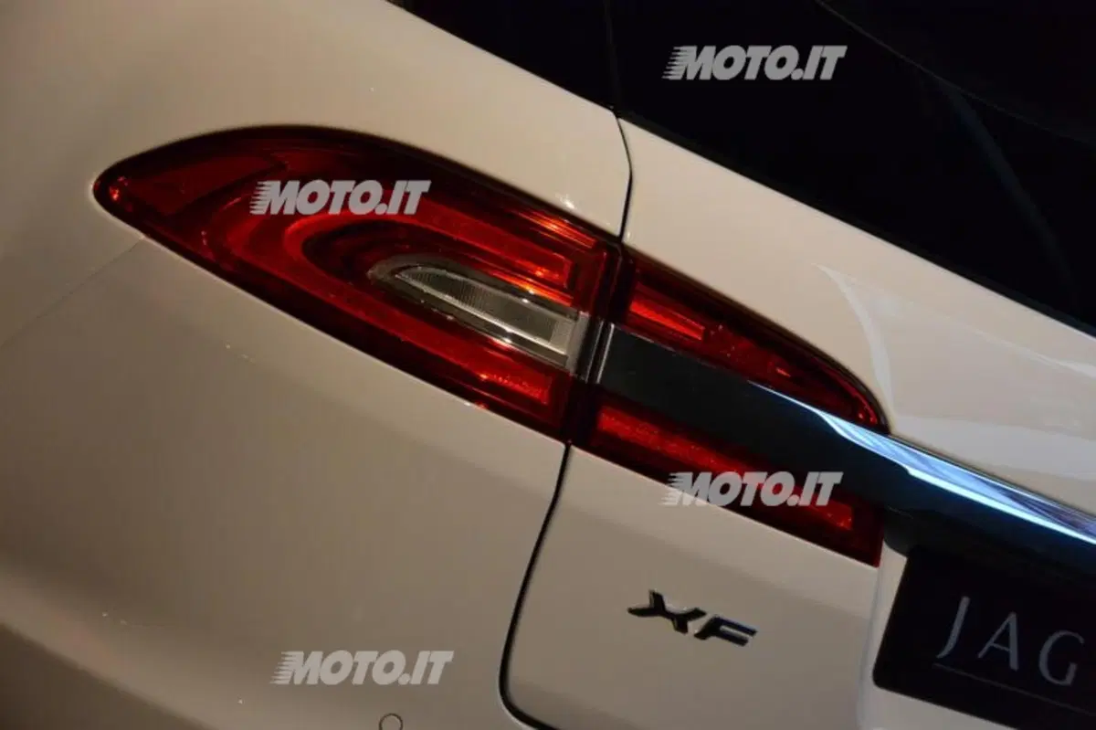 Jaguar XF Sportbrake: si mostra ai 30 anni di AD (8)