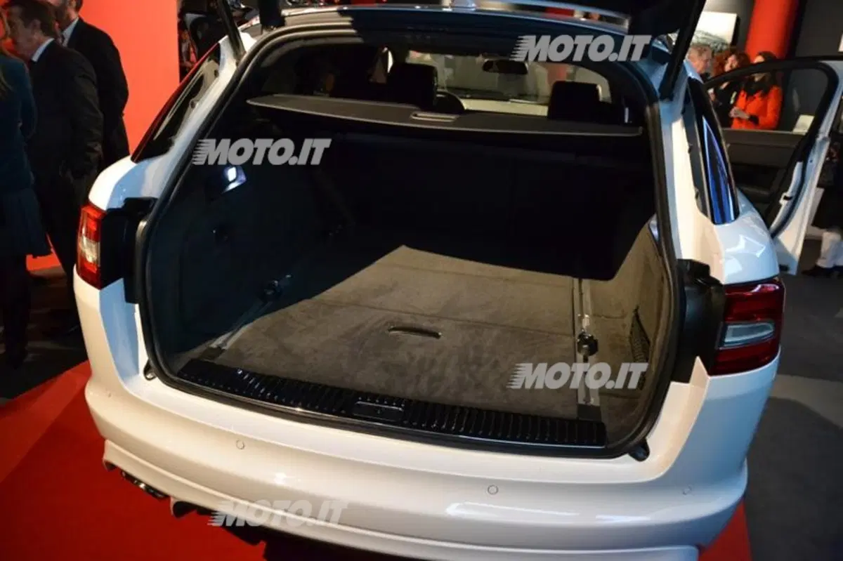 Jaguar XF Sportbrake: si mostra ai 30 anni di AD (11)