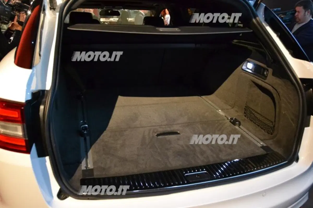 Jaguar XF Sportbrake: si mostra ai 30 anni di AD (12)